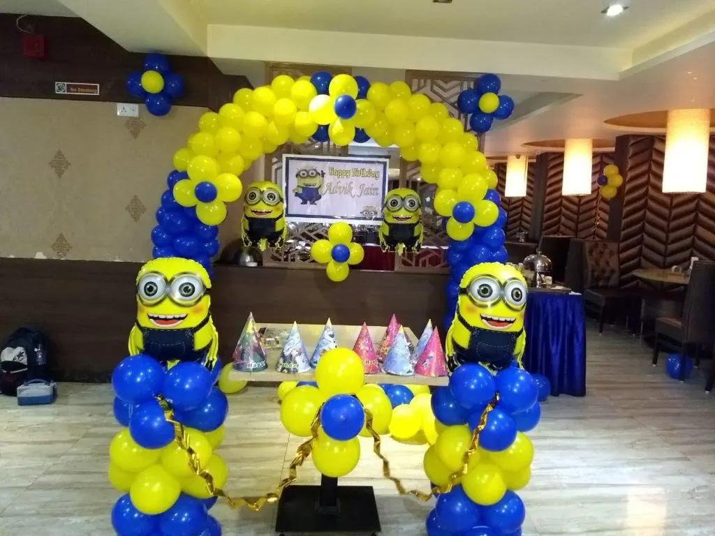 Balloon decorator near me